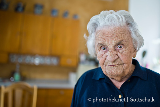 Regina Koch, Bewohnerin der Seniorenwohngemeinschaft  Marienrachdorf, in der Küche der WG