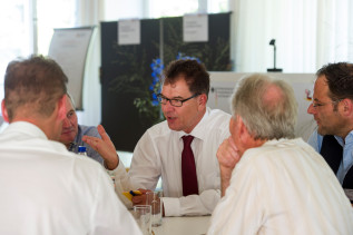 Bundesentwicklungsminister Gerd Mueller (M) im Gespräch mit Bürgern während des Bürgerdialogs.