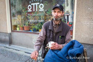 Frank vor der Wohnungslosentagesstätte 'Warmer Otto' der Berliner Stadtmission