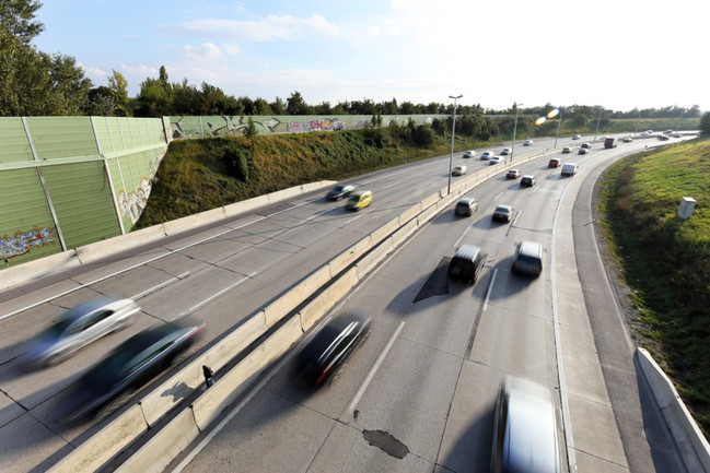 Schnell fahrende Autos auf einer Autobahn.