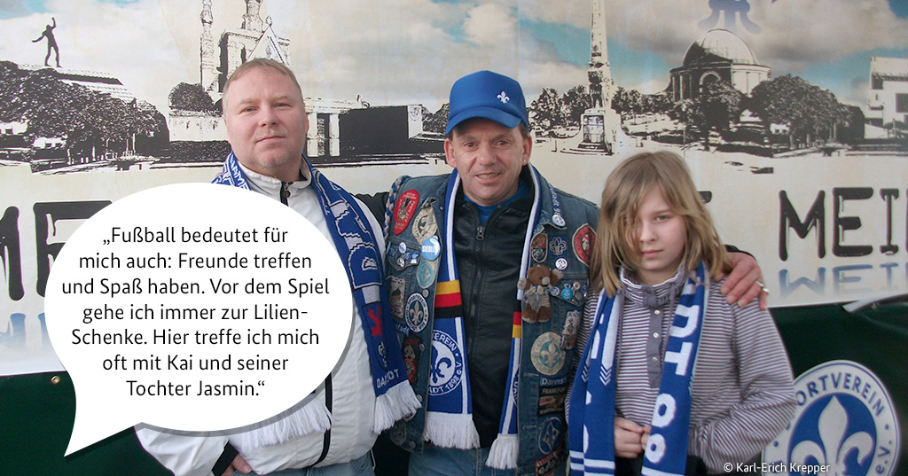Darmstadt-98-Fan Karl-Erich Krepper, Kuttenkalli, mit seinem Freunden Kai und Jasmin