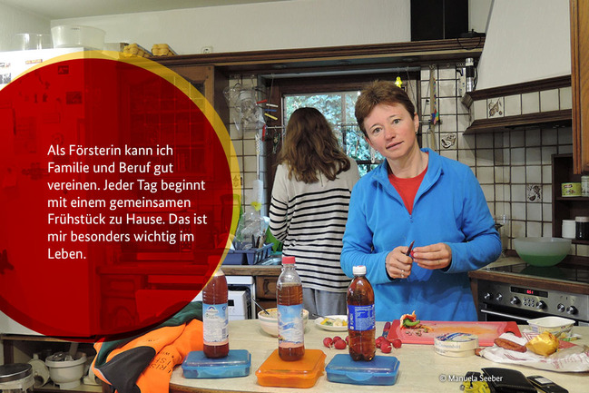 Försterin Manuela Seeber bereitet das Frühstück in der Küche vor.