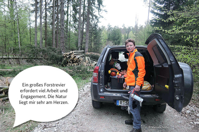 Försterin Manuela Seeber am Kofferraum ihres Auto im Wald.