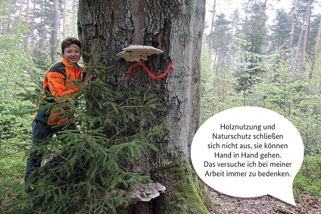 Försterin Manuela Seeber neben einem Baum