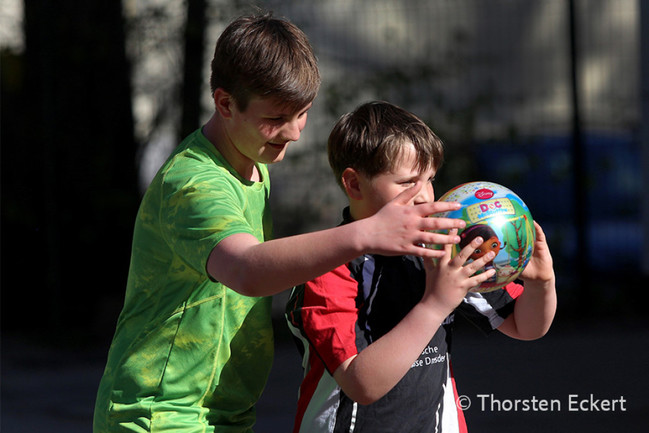 Abnehmprogramm für Kinder und Jugendliche Moby Dick im Stadtteilzentrum Emmers in Dresden, Fabian und Max beim Sport