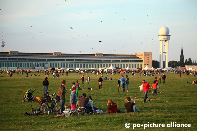 Menschen bevölkern das Tempelhofer Feld, dem größten Park Berlins, auf dem Gelände des ehemaligen Flughafens Tempelhof.