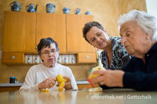 Cornelia Licht, Betreiberin der Seniorenwohngemeinschaft  Marienrachdorf, mit den Bewohnerinnen Gertrud Woersdoerfer und Regina Koch