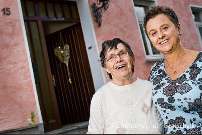 Cornelia Licht, Betreiberin der Seniorenwohngemeinschaft  Marienrachdorf, mit der Bewohnerin Gertrud Woersdoerfer, vor dem Gebäude