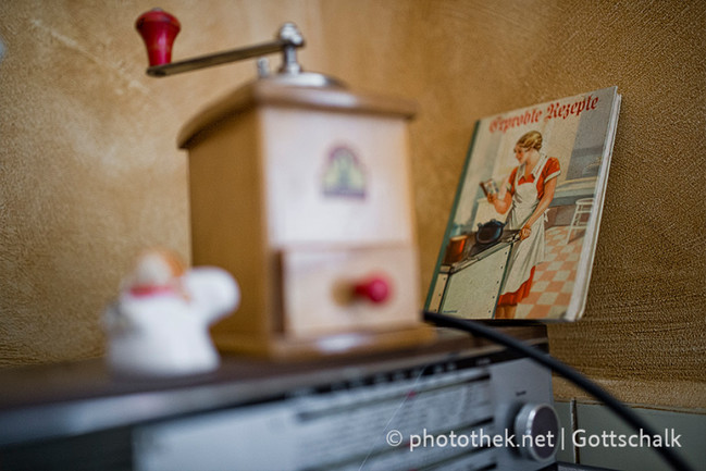 Eine Kaffeemühle und ein Kochbuch in der Küche der Seniorenwohngemeinschaft in Marienrachdorf
