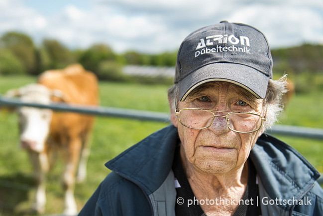 Johann Rink, Bewohner der Seniorenwohngemeinschaft in Marienrachdorf, auf der Kuhweide, die zum Hof gehört