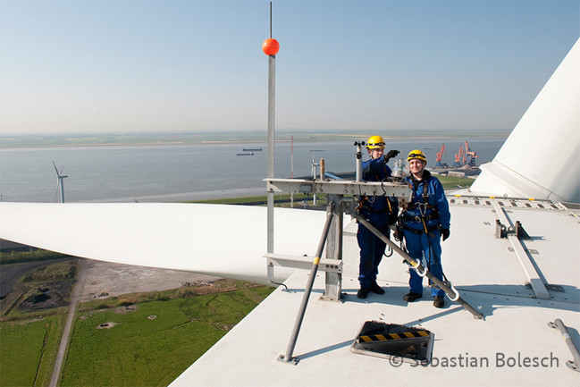 Mitarbeiter auf einer Windkraftanlage