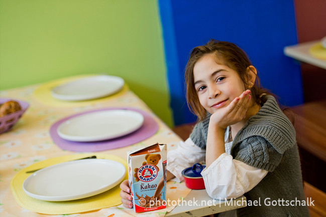 Ambra beim Mittagessen in den Raeumen des Kalker Kindermittagstisch e.V, Köln