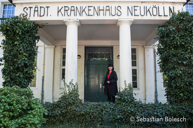 Quyen Truong Thi Ngoc steht vor dem Vivantes-Klinikum in Berlin-Neukölln.