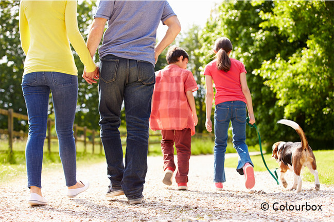 Familie beim Spaziergang.