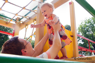 Vater und Kind auf dem Spielplatz.