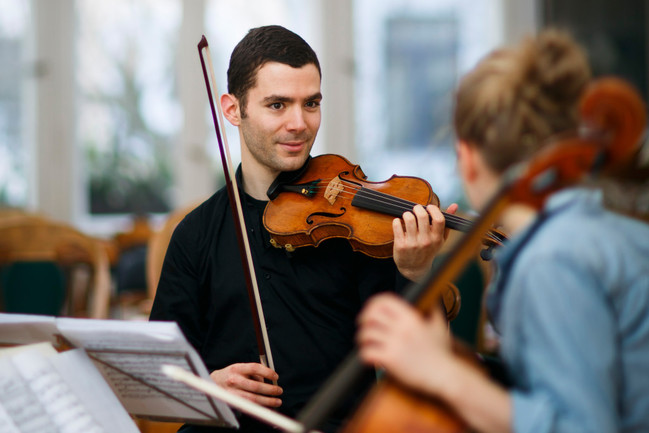 Hed Yaron-Meirson, Stipendiat der Bronislaw-Hubermann-Stiftung, spielt während einer Generalprobe für ein Hauskonzert in einer Charlottenburger Wohnung auf seiner Violine.