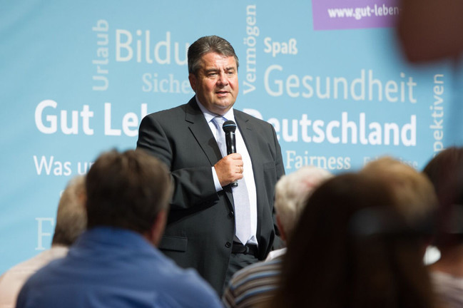 Bundeswirtschaftsminister Sigmar Gabriel beim Bürgerdialog 'Gut leben in Deutschland' im Kulturwerk 'Fichte' in Magdeburg (Sachsen-Anhalt). 