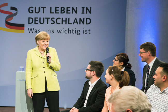 Bundeskanzlerin Angela Merkel im Gespräch mit Bürgerinnen und Bürgern während eines Bürgerdialogs 'Gut leben in Deutschland 'Was uns wichtig ist' in der Kulturbrauerei in Berlin.