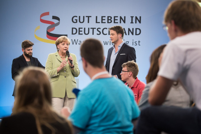 Bundeskanzlerin Angela Merkel beim Bürgerdialog "Gut leben in Deutschland - was uns wichtig ist" an einer Rostocker Schule.