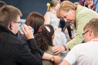 Bundeskanzlerin Angela Merkel beim Bürgerdialog "Gut leben in Deutschland - was uns wichtig ist" an einer Rostocker Schule.