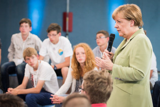 Bundeskanzlerin Angela Merkel beim Bürgerdialog "Gut leben in Deutschland - was uns wichtig ist" an einer Rostocker Schule.