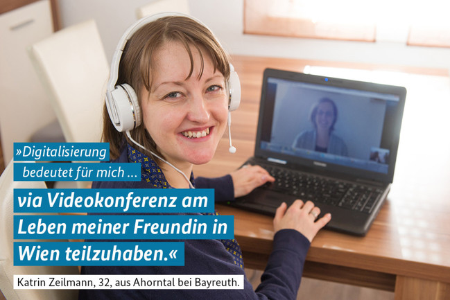 Kathrin Zeilmann sitzt  bei einer Videokonfernenz am 04.03.2015 bei sich zu Hause in Poppendorf (Gemeinde Ahorntal) vor ihrem Laptop und trägt ein Headset. Foto: Tobias Hase