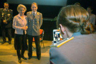 Die Verteidigungsministerin Ursula von der Leyen beim Bürgerdialog in Lüneburg.