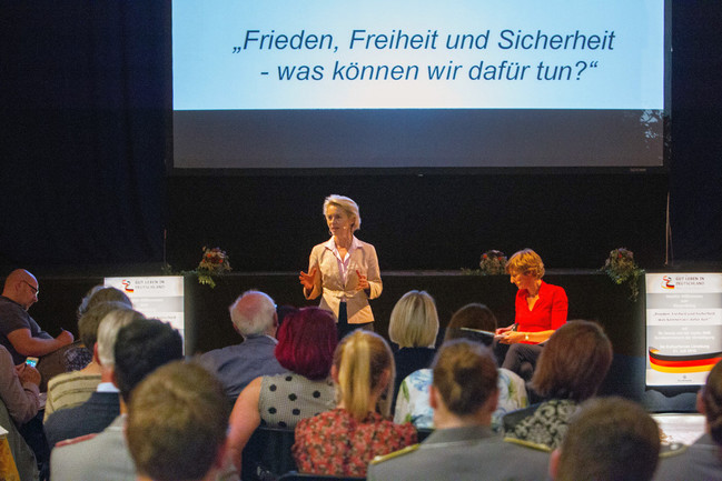 Die Verteidigungsministerin Ursula von der Leyen beim Bürgerdialog in Lüneburg.