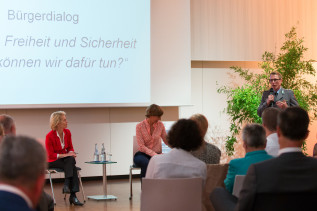 Verteidigungsministerin Dr. Ursula von der Leyen bei dem Bürgerdialog unter dem Motto 'Gut leben in Deutschland', zu der Fragestellung 'Frieden, Freiheit und Sicherheit - was können wir dafür tun?' in Ulm, am 23.07.2015