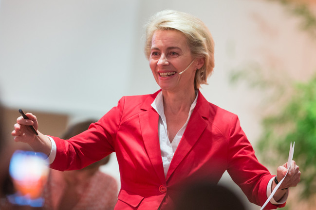 Verteidigungsministerin Dr. Ursula von der Leyen bei dem Bürgerdialog unter dem Motto 'Gut leben in Deutschland', zu der Fragestellung 'Frieden, Freiheit und Sicherheit - was können wir dafür tun?' in Ulm, am 23.07.2015