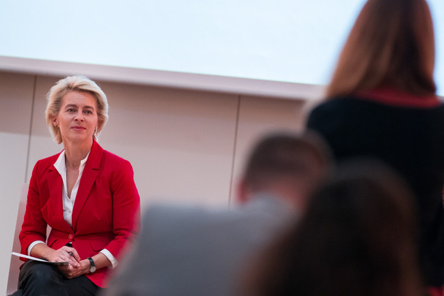 Verteidigungsministerin Dr. Ursula von der Leyen bei dem Bürgerdialog unter dem Motto 'Gut leben in Deutschland', zu der Fragestellung 'Frieden, Freiheit und Sicherheit - was können wir dafür tun?' in Ulm, am 23.07.2015