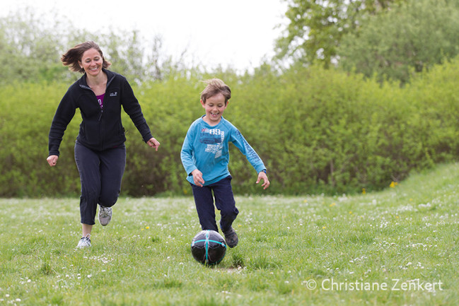 Sonja mit ihrem Sohn Julian beim Fußballspielen