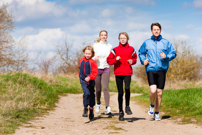 Familie beim Joggen