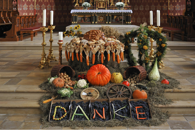 Erntedankfest-Dekoration vor dem Altar in der neugotischen Pfarrkirche Sankt Pelagius im Allgäu