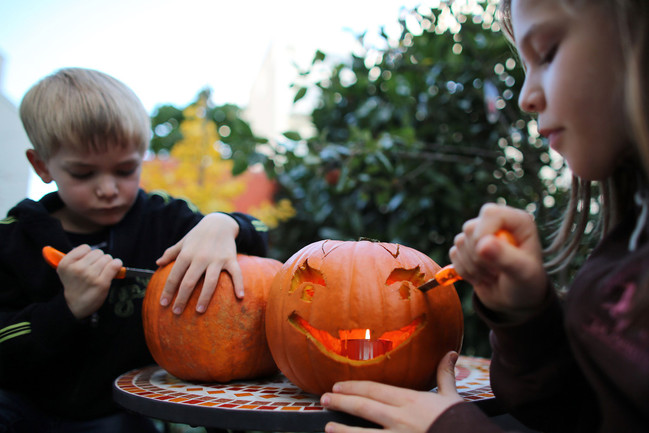 Kinder höhlen am 30.10.2013 Kürbisse für Halloween aus.