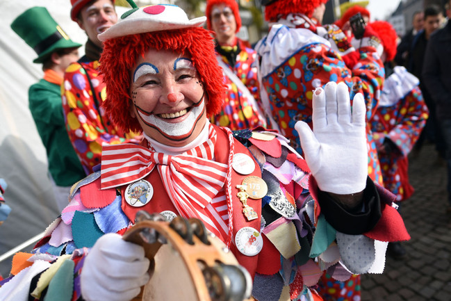 Als Lappenclowns verkleidete Karnevalisten feiern am 13.02.2015 beim Rosenmontagszug in Köln.