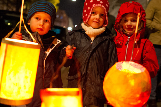 Kinder während des Sankt-Martins-Umzugs mit Laternen.