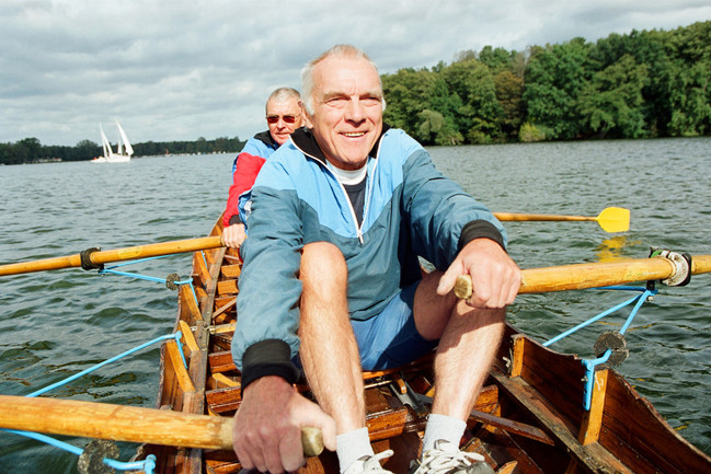 Senioren in einem Ruderboot