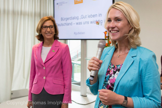 Manuela Schwesig, SPD, Bundesfamilienministerin, besucht in Ludwigshafen bei der BASF den Bürgerdialog mit Beschäftigten des Unternehmens, (l.) Margret Suckale, Vorstandsmitglied bei BASF.