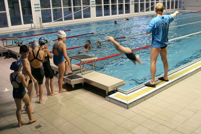 Junge Schwimmerinnen und Schwimmer vom SV Eisleben bei einer öffentlichen Trainingseinheit in der Schwimmhalle in Eisleben im Landkreis Mansfeld Südharz. 