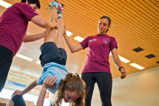 Handballtrainerin Marianne Bläsing (L) und Vereinsmanagerin Heike Bienstein geben Hilfestellung.