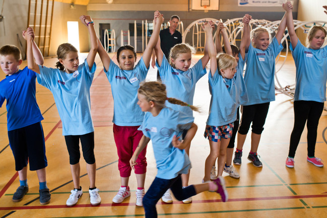 Tamanija (3. v.l.) übt mit den anderen Kindern das Finale der Zirkusvorstellung.