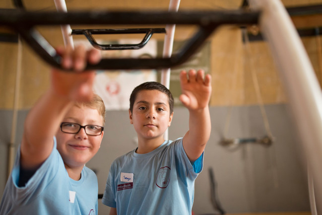 Sergio und Jona turnen am Röhnrad beim Ferienprojekt des Sportverein TV Arnsberg.