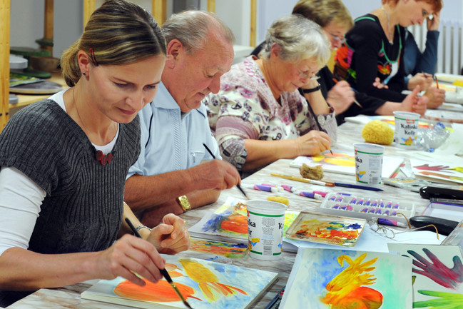 In der Chemnitzer Volkshochschule gehören Kosmetikerin Jacqueline Ebert und Rentner Günter Schöne zum Anfängerkurs für Aquarellmalerei, Bildung, Freizeit, Kunst