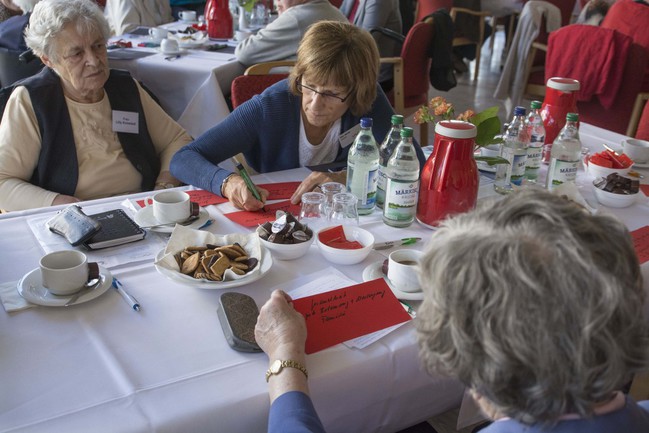 Sozial- und Seniorenzentrum Am Grünhufer Bogen in Stralsund/Mecklenburg-Vorpommern, Senioren der Einrichtung am Dienstag (8. September 2015) auf der Dialogveranstaltung 'Gut leben in Deutschland'.