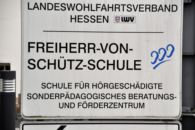 Schild der Freiherr-von-Schütz-Schule in Bad Camberg, einer Schule mit dem Förderschwerpunkt Hören