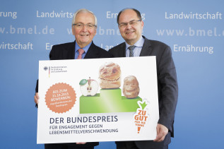 Christian Schmidt, Bundeslandwirtschaftsminister, und Klaus Toepfer, Jury-Vorsitzender des Bundespreises für Engagement gegen Lebensmittelverschwendung