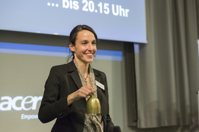 Moderatorin Silke Eschenbeck beim Bürgerdialog "Gut leben in Deutschland" in Bad Camberg