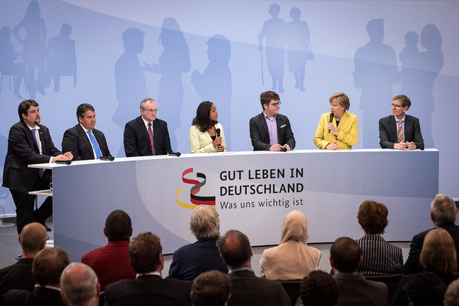 Auftaktveranstaltung zum Dialog Gut Leben in Deutschland - was uns wichtig ist mit Bundeskanzlerin Merkel und anderen Teilnehmern im Podium