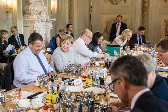 Bundeskanzlerin Merkel beim 7. Zukunftsgespräch mit Sozialpartnern in Schloss Meseberg